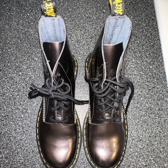 Classic Dr. Martens Boots Size 9 - Picture 4 of 8
